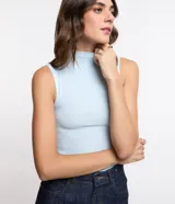 Blusa sin mangas de calce ajustado, confeccionada en tejido de viscosa con textura acanalada y cuello alto.