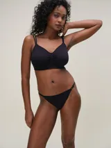 Bralette de microfibra seamless con diseño de doble bretel y frunce central en el escote. Cuenta con cierre de broche en la espalda y breteles ajustables.