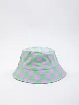 Gorro tipo bucket con estampado a cuadros color verde y lila.