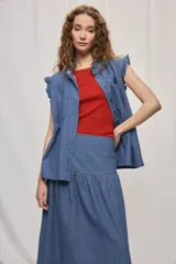 Falda midi de denim color beige, con diseño de volados y caída fluida.