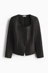 Blazer entallado negro con escote cuadrado, botonadura frontal y hombreras finas.