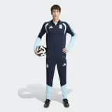 Buzo de entrenamiento Adidas Tiro Training Selección Argentina 26, color azul marino con detalles en celeste en mangas y hombros. Incluye cierre parcial en el cuello, logo de Adidas y escudo de la AFA en el pecho. Diseño con tecnología Formotion.