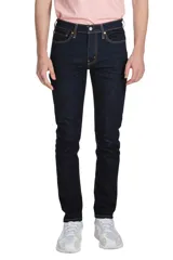 Jean de corte skinny en color azul oscuro, con diseño clásico de cinco bolsillos, cierre de botón y cremallera, y costuras en contraste.