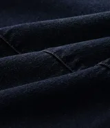 Pantalón de jean azul oscuro con corte Baggy Balloon, piernas amplias con leve ajuste en los puños, recortes anatómicos, cierre con botón y cremallera, pasacintos y bolsillos funcionales.