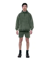 Short verde oliva de denim con cintura elastizada, tiro medio, calce relajado y largo medio sobre la rodilla. Presenta dobladillo con franja más oscura y bolsillos amplios.