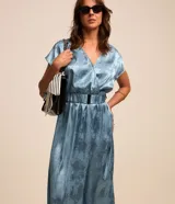 Vestido midi de jacquard color celeste, con escote en V cruzado, mangas cortas y cinturón elástico incorporado.