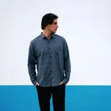 Camisa de manga larga color azul con textura.