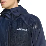 Campera deportiva Adidas Terrex Híbrida Climawarm para hombre, de color azul marino con diseño acolchado en el frente y capucha integrada. Incorpora tecnología Climawarm y cierre frontal completo.