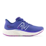 Championes de running New Balance EVOZ V2 para mujer, color violeta con detalles en blanco y fucsia. Confeccionados con tecnología Fresh Foam para mayor comodidad y amortiguación.
