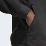 Buzo negro de cuello alto con cierre de media cremallera, de tejido texturizado tipo waffle. Tiene logo bordado en el pecho, bolsillos laterales y puños de canalé.