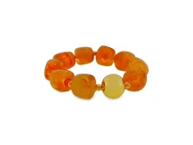 Pulsera de cuentas de resina naranja con efecto marmolado, combinada con pequeños espaciadores y una gran cuenta esférica central de metal dorado.