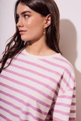 Remera de algodón blanca con rayas horizontales color lavanda, de corte recto y mangas cortas.