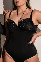 Body musculosa negro con copa armada y aro, confeccionado en lycra. Presenta detalles de brillos en la copa, tiras finas al cuello y breteles elásticos regulables. Cuenta con broches en la entrepierna y fundillo de algodón.