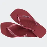 Ojotas Havaianas modelo Slim Square con puntera cuadrada, correas finas y logo metálico aplicado.