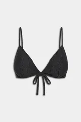 Conjunto de bikini sin aro color negro con brillo metalizado, compuesto por un corpiño de corte triangular con tirantes finos y una bombacha clásica de cobertura moderada.