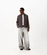 Pantalón de jean masculino modelo mega baggy, con diseño amplio, tiro medio, cierre frontal con botón y cremallera, pasantes para cinto y bolsillos funcionales.