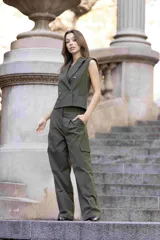 Pantalón de vestir blanco con bolsillos laterales y corte recto.