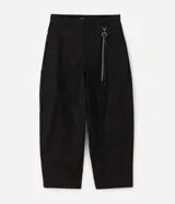 Pantalón masculino de sarga de algodón en color negro, con corte baggy balloon de piernas amplias y leve ajuste en los puños. Diseño de acabado liso, con amplios bolsillos delanteros y llavero removible en la cintura.