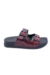 Sandalias con estampado animal print en tonos rojo y negro, con doble tira y hebillas ajustables.