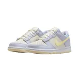Championes Nike Dunk Low SE modelo Easter, con diseño en tonos pastel que combina paneles de cuero en lila y crema, con detalles de estampado de cuadros vichy en el talón y un swoosh lateral en amarillo pálido. Presenta suela de goma en tono crema.