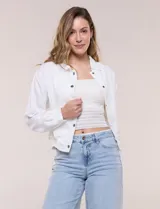 Camperita bomber blanca de lyocell con cuello camisero, cierre frontal con botones a presión, mangas largas con puños elastizados y pretina fruncida en el ruedo.