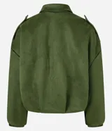 Campera bomber de gamuza sintética color terracota, con cuello clásico, cierre frontal, hombros caídos y puños ajustados.