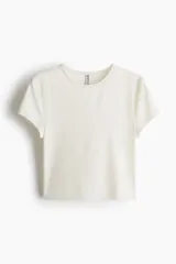 Remera blanca entallada de punto elástico, corte crop con cuello redondo ribeteado y mangas cortas.