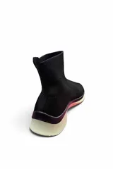 Championes tipo bota o botita negra de tejido elástico, con suela blanca y detalle de degradado en color rosado.