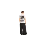 Remera Off-White de manga corta en color gris claro melange, con cuello redondo y el logotipo de la marca impreso en el pecho acompañado por un gráfico de cinta adhesiva.