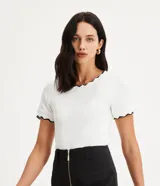 Top de manga corta ajustado al cuerpo, color marrón oscuro, con cuello redondo y bordes festoneados en color crema o beige claro.