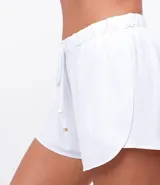 Short corto blanco de crepé con cintura elástica, cordón ajustable con punteras doradas y ruedo redondeado, diseñado como salida de playa por Bossa Nossa.