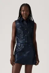 Chaleco azul marino de cuero sintético, con cuello camisero, cierre frontal con botones y bolsillos con solapa en el pecho.