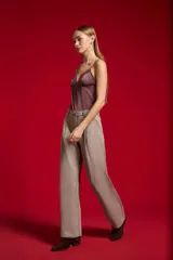 Pantalón jean gris de tiro alto, con pinzas frontales, bolsillos y diseño de pernera ancha.