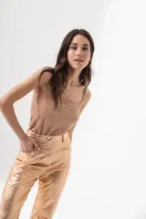 Pantalón de vestir azul eléctrico con acabado brillante, corte recto y tiro alto.