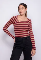 Top de manga larga con escote cuadrado y diseño de rayas horizontales en tonos beige, marrón, blanco y azul marino.