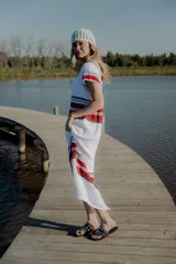 Vestido largo tejido a rayas horizontales en color blanco, rojo, marrón y celeste.