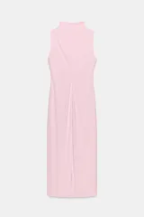 Vestido midi de cuello subido y sin mangas, confeccionado con un diseño drapeado lateral que aporta textura y movimiento a la prenda. Presenta un corte entallado y cierre de cremallera oculta en la espalda.