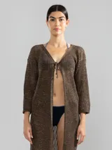 Cárdigan largo de algodón color crudo, tejido con punto abierto y detalles de flecos en el ruedo.