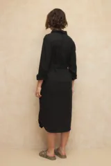 Vestido largo tipo camisero de lino color marrón topo, con botones a tono, bolsillos laterales y cinto del mismo material.