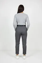 Pantalón de corte recto en color gris, confeccionado en tejido con textura. Presenta cintura elástica con lazo ajustable, bolsillos laterales y dobladillo en los tobillos.