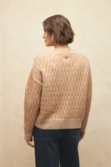 Sweater color beige con diseño de jacquard a dos tonos, de manga larga y cuello a la base.