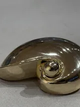 Pin decorativo con forma de caracola en acabado dorado brillante.