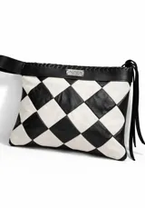 Cartera tipo sobre con diseño de ajedrez en rombos de cuero blanco y negro. Cuenta con una correa de mano integrada y detalle de placa metálica con logo.