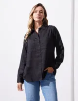 Camisa negra de lyocell, marca Cyrus. Tiene cuello con solapa, abertura central con botones, mangas largas regulables con presilla y botón, y bolsillos delanteros aplicados.