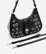 Bolso baguette Satinato de PU color negro, decorado con múltiples ojales metálicos plateados y remaches. Cuenta con un cierre de solapa frontal con hebilla metálica y correa para el hombro.