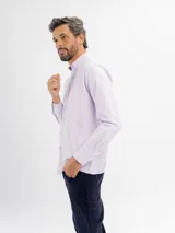 Camisa de manga larga marca Cuatro Ases, confeccionada en algodón con diseño de microcuadros en tono azul claro. Presenta cuello clásico con botones, cierre frontal abotonado y bolsillo en el pecho.