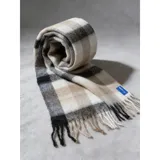 Bufanda rectangular de tejido grueso con diseño de cuadros en tonos azul, naranja, gris y beige, terminada con flecos en los extremos.