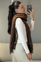 Bufanda de tejido de punto en color beige melange, con diseño rectangular y terminaciones con flecos en los extremos.