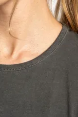 Vestido midi gris oscuro de algodón peinado, con corte recto, cuello redondo y mangas cortas.