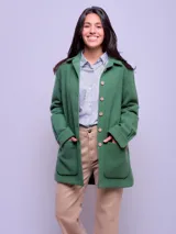 Camisa leñadora de paño en color verde, con cuello clásico, cierre frontal de botones y bolsillos delanteros amplios.